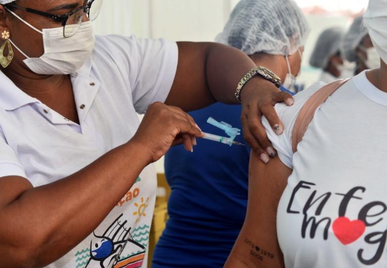 População de Salvador aproveita vacinação contra Covid-19 e gripe