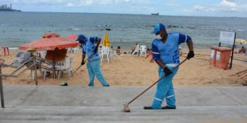 Limpurb realiza limpeza diária em praias de Salvador
