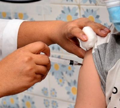 Aplicações das vacinas contra gripe e Covid-19 estarão suspensas neste domingo (15)
