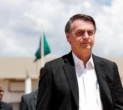 Bolsonaro anda de moto por Brasília e ouve: 'Abaixa a gasolina, presidente'