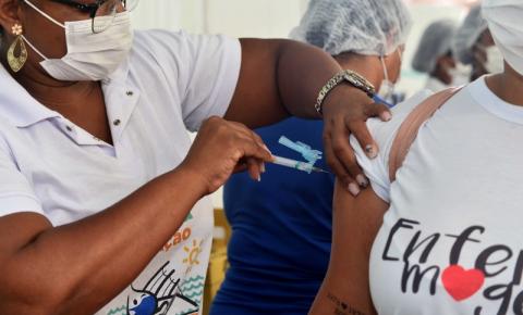 População de Salvador aproveita vacinação contra Covid-19 e gripe