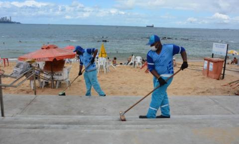 Limpurb realiza limpeza diária em praias de Salvador