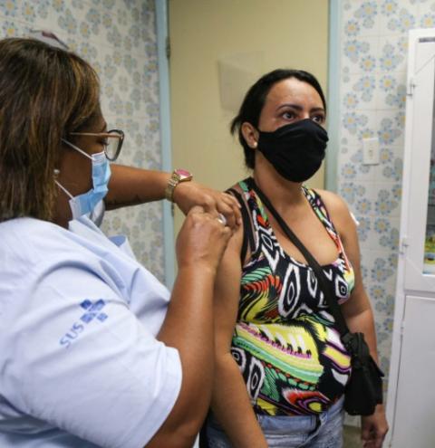 Vacina contra gripe é ofertada para pessoas que não foram imunizadas em 2021